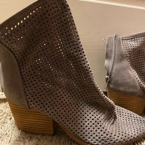 Jeffrey Campbell size 6 booties new with tags